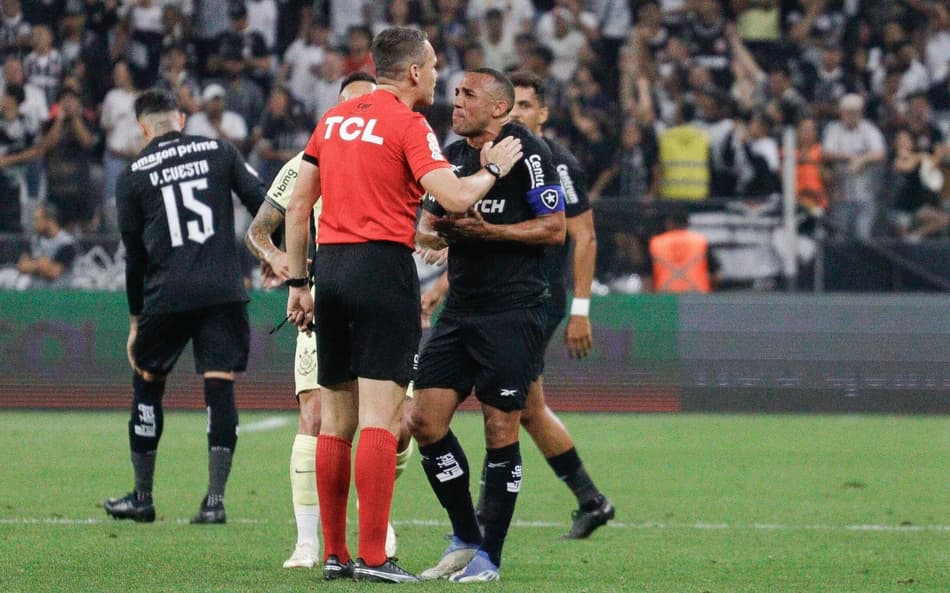 Marçal, do Botafogo, dispara após ser expulso contra o Corinthians: ‘Isso aqui que é roubo, Abel!’