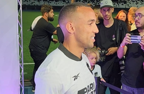 Marçal fala de uniformes novos do Botafogo e projeta estreia com vitória: ‘Temos essa responsabilidade sempre’