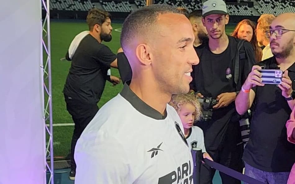 Marçal fala de uniformes novos do Botafogo e projeta estreia com vitória: ‘Temos essa responsabilidade sempre’