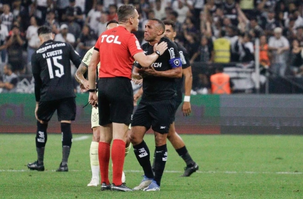 Marçal pega dois jogos de suspensão e é baixa no Botafogo para o confronto com o América-MG