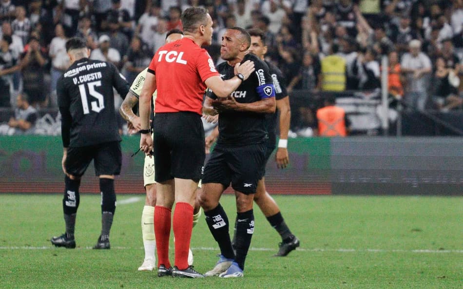 Marçal pega dois jogos de suspensão e é baixa no Botafogo para o confronto com o América-MG