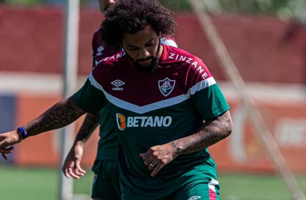 Marcelo participa de treino do Fluminense e indica sua presença no confronto com o River Plate
