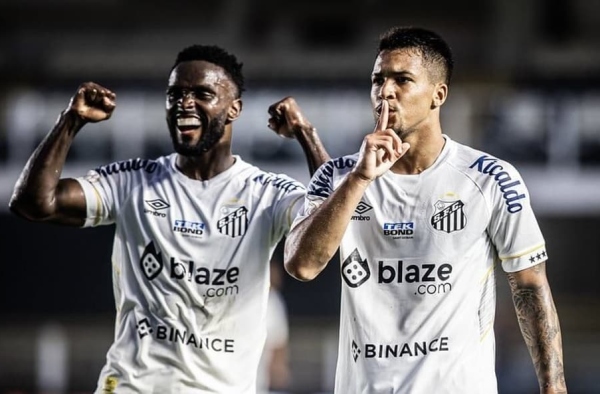 Marcos Leonardo mantém mistério sobre comemoração polêmica após marcar duas vezes pelo Santos contra o Botafogo: ‘É coisa minha’