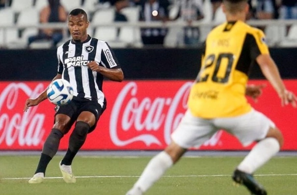 Marlon Freitas destaca superação do Botafogo contra o Guaraní e aponta sua evolução no campo