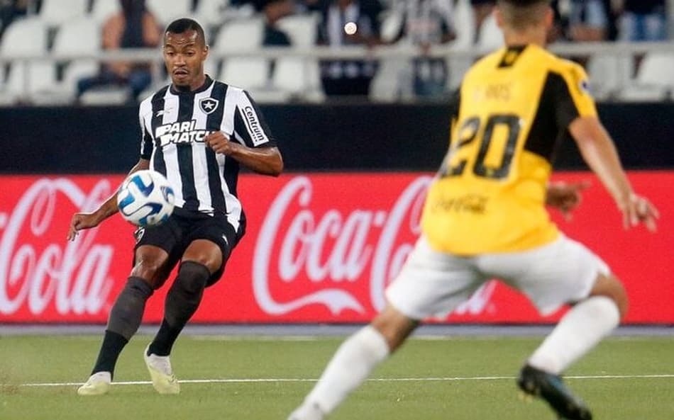 Marlon Freitas destaca superação do Botafogo contra o Guaraní e aponta sua evolução no campo