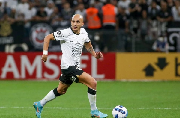 Mesmo com aposentadoria encaminhada, Fábio Santos deseja permanecer no Corinthians