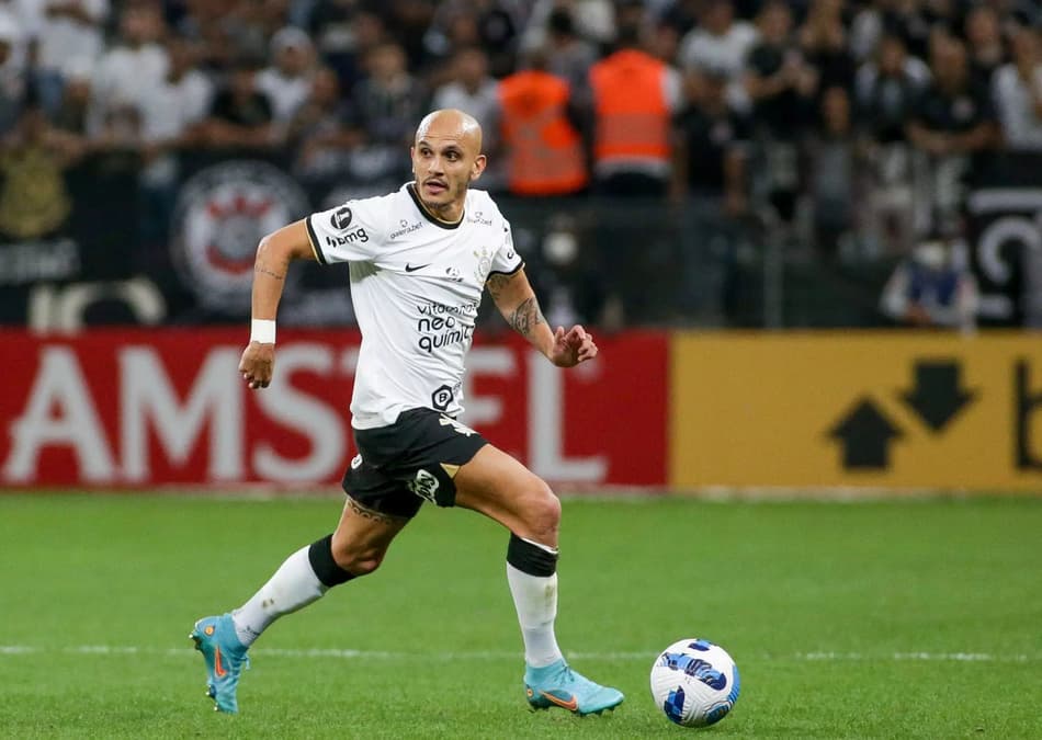 Mesmo com aposentadoria encaminhada, Fábio Santos deseja permanecer no Corinthians