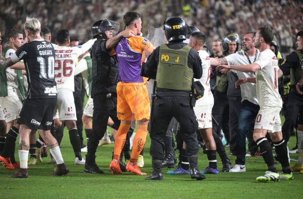 Não foi só a comemoração de Ryan! Entenda o contexto da confusão no fim de Universitario e Corinthians pela Sul-Americana