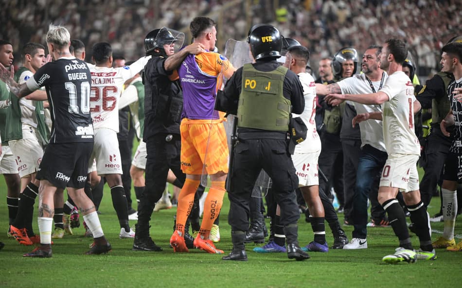 Não foi só a comemoração de Ryan! Entenda o contexto da confusão no fim de Universitario e Corinthians pela Sul-Americana