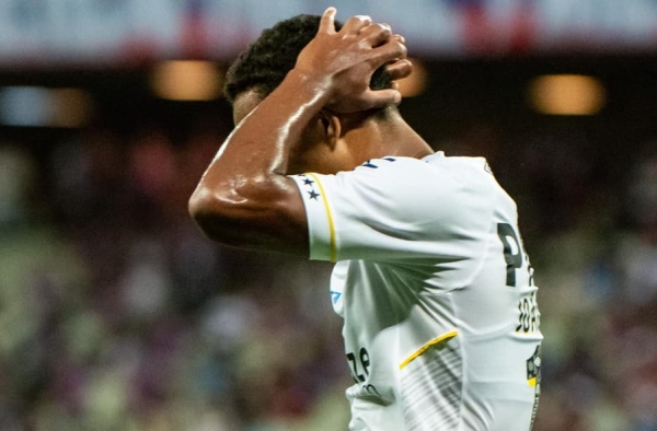 No mesmo Brasileirão, Santos sai de time menos vazado para 3ª pior defesa da competição