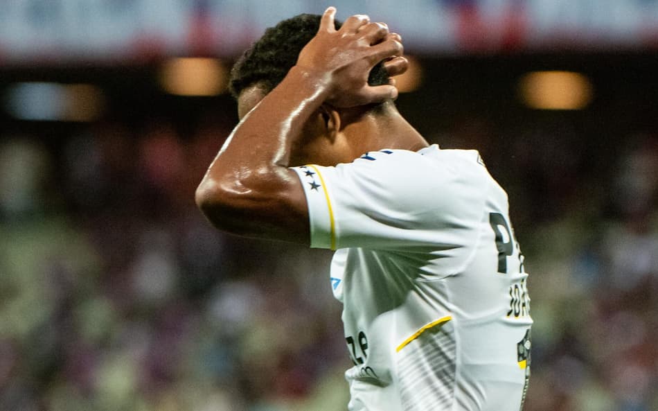 No mesmo Brasileirão, Santos sai de time menos vazado para 3ª pior defesa da competição