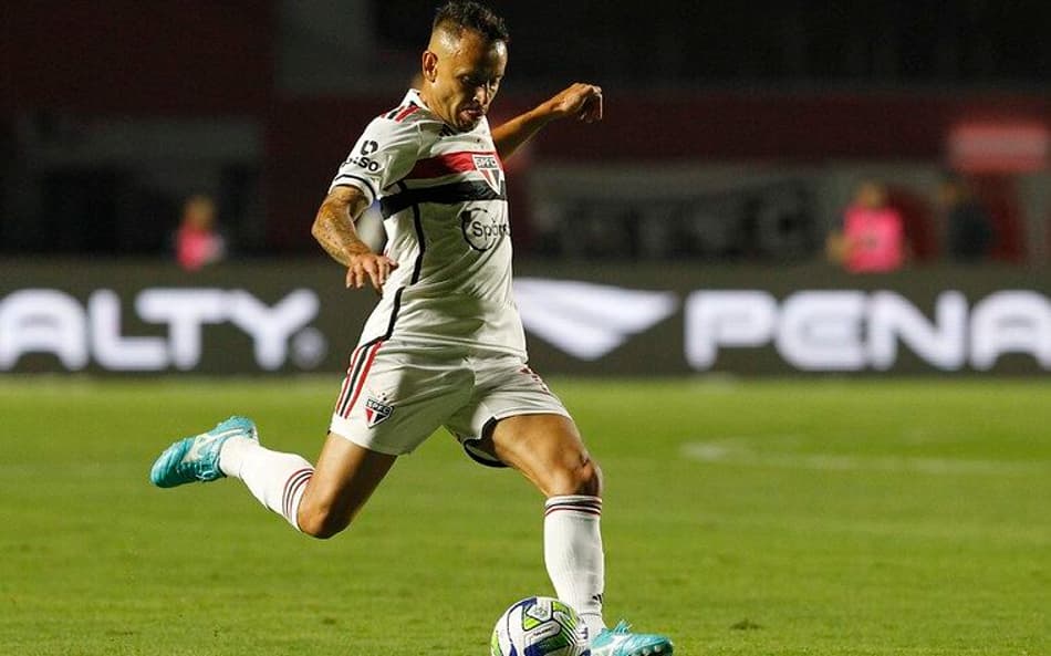 No segundo semestre, São Paulo pode ter ‘superlotação’ na lateral-direita