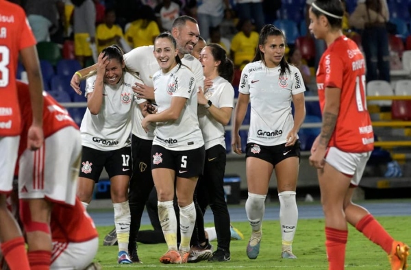 Nos pênaltis, Corinthians bate o Inter e garante Dérbi na final da Libertadores Feminina