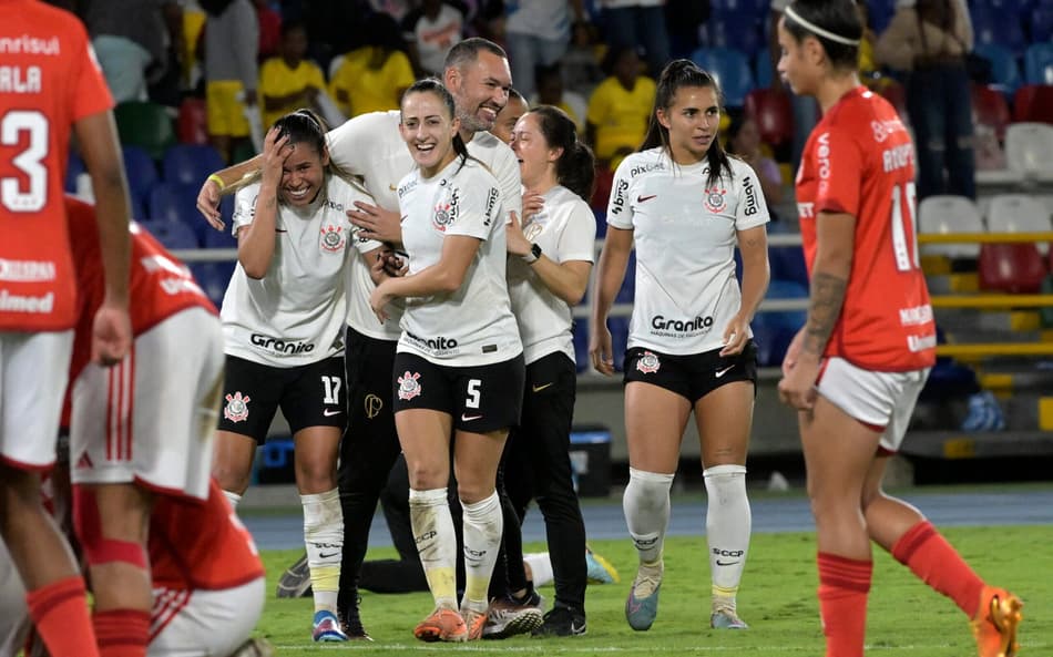 Nos pênaltis, Corinthians bate o Inter e garante Dérbi na final da Libertadores Feminina
