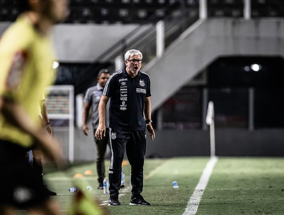 Odair destaca evolução do Santos e enaltece jogada trabalhada em treinamento