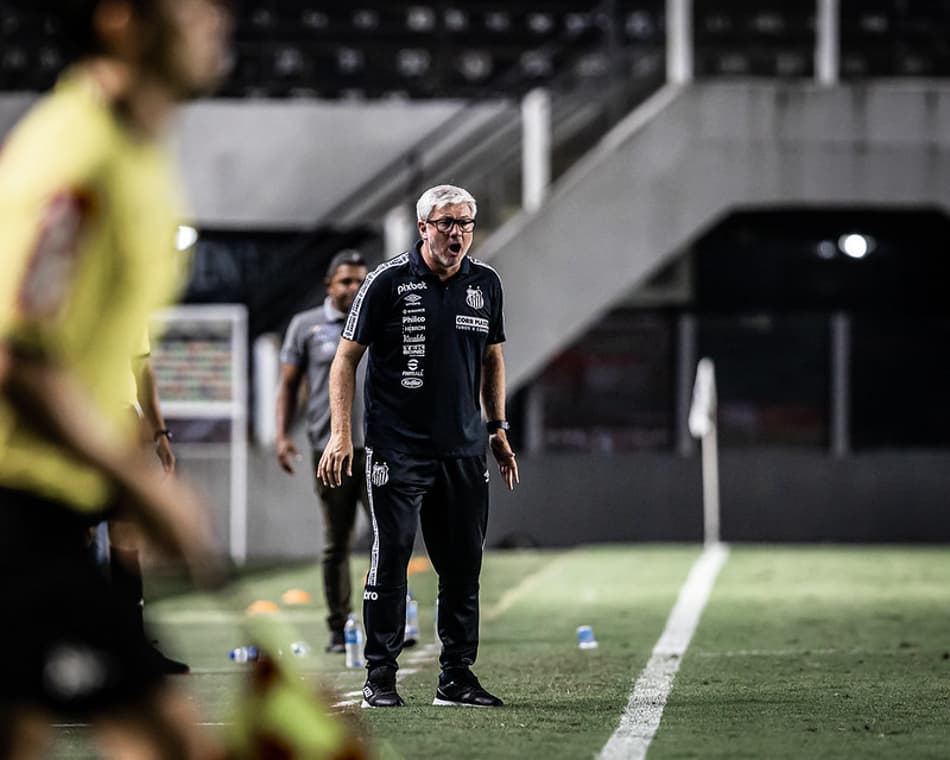 Odair destaca evolução do Santos e enaltece jogada trabalhada em treinamento
