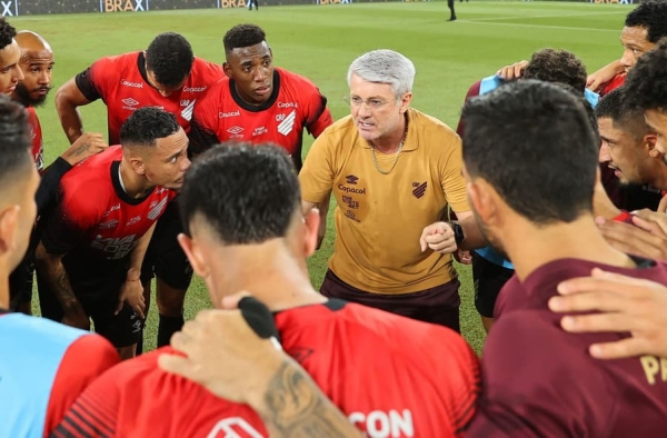 Odair Hellmann admite necessidade de reforços no Athletico para a Série B