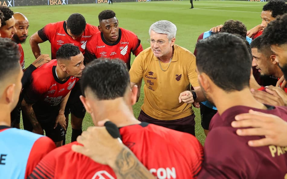 Odair Hellmann admite necessidade de reforços no Athletico para a Série B