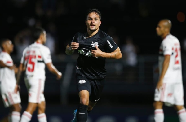 OLHAR DO PORCO: Nos braços da torcida do Palmeiras, Artur reencontra rival preferido