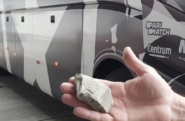 Ônibus do Botafogo é apedrejado por torcedores do Fluminense perto de chegada ao aeroporto