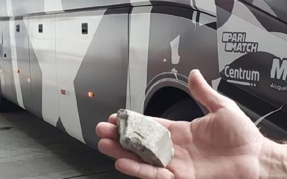 Ônibus do Botafogo é apedrejado por torcedores do Fluminense perto de chegada ao aeroporto