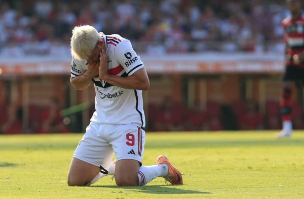 Operado, Calleri se despede da temporada do São Paulo