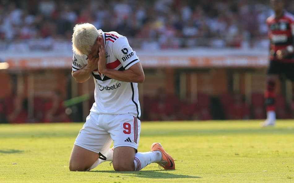 Operado, Calleri se despede da temporada do São Paulo