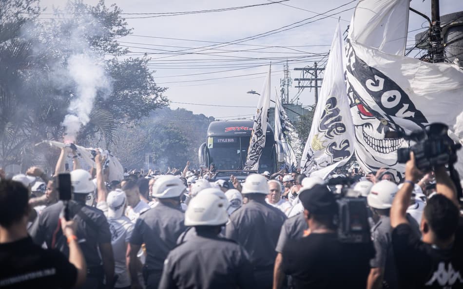 OPINIÃO: Caiu na Vila… Torcida é trunfo do Santos na luta contra rebaixamento