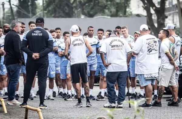 Organizada do Santos ‘surpreende’ jogadores no CT após humilhação