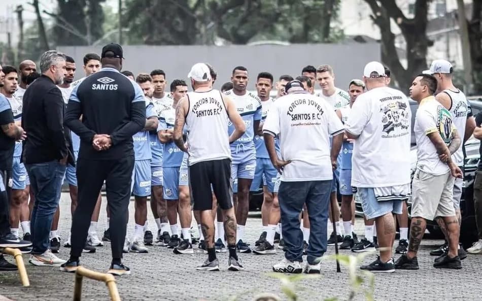 Organizada do Santos ‘surpreende’ jogadores no CT após humilhação