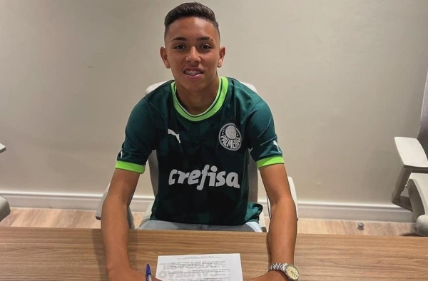 Palmeiras assina primeiro contrato profissional com mais uma joia da base