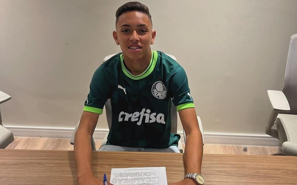 Palmeiras assina primeiro contrato profissional com mais uma joia da base