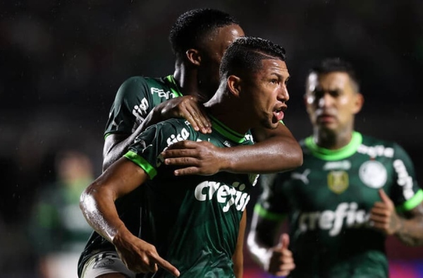 Palmeiras enfrenta o Santos em busca de igualar recorde e manter tabu no clássico
