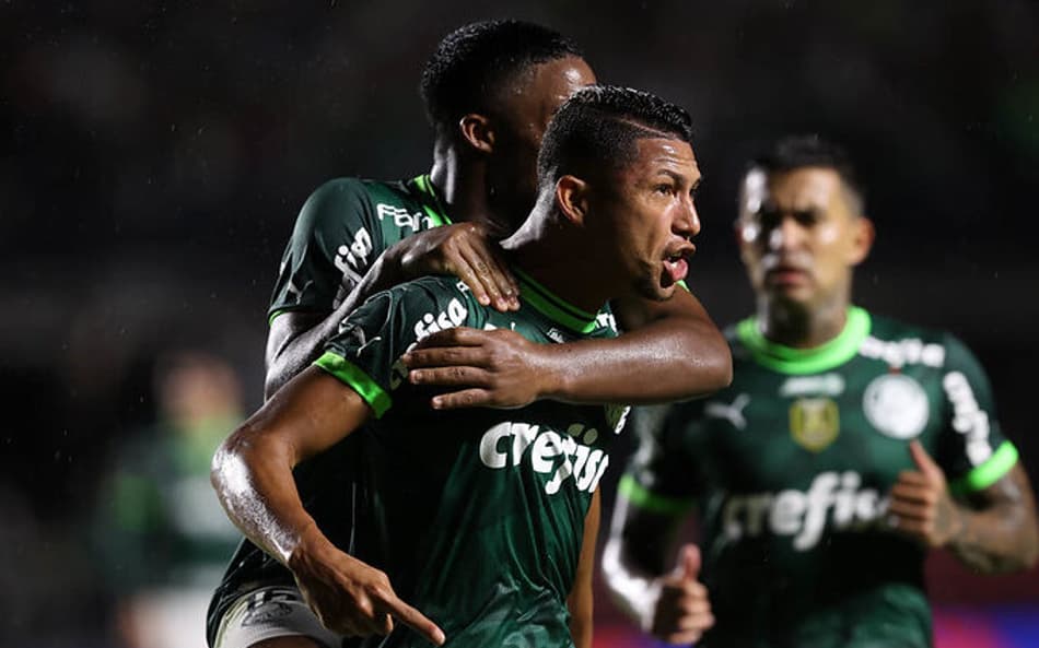 Palmeiras enfrenta o Santos em busca de igualar recorde e manter tabu no clássico