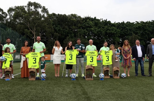Palmeiras homenageia Abel Ferreira e comissão pelos três anos de clube