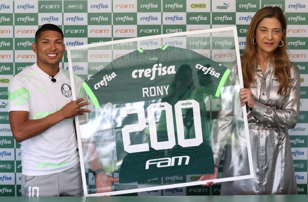 Palmeiras presta homenagem pelos 200 jogos de Rony com a camisa do clube: ‘Não tem preço’