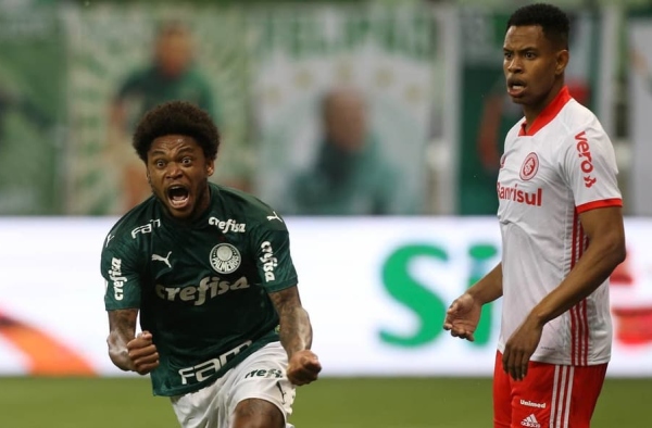 Palmeiras reencontra Luiz Adriano pela primeira vez desde a passagem do atacante pelo Verdão