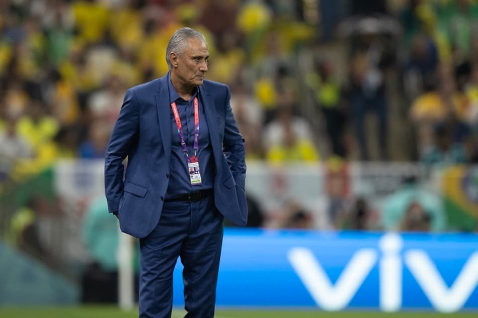 Pedido do Corinthians ‘balança’ Tite, e clube muda estratégia por espera ao treinador