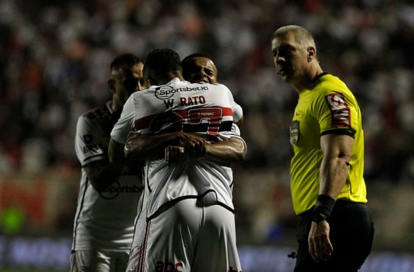 Pela primeira vez no São Paulo, Alisson participa diretamente de gols em duas partidas consecutivas