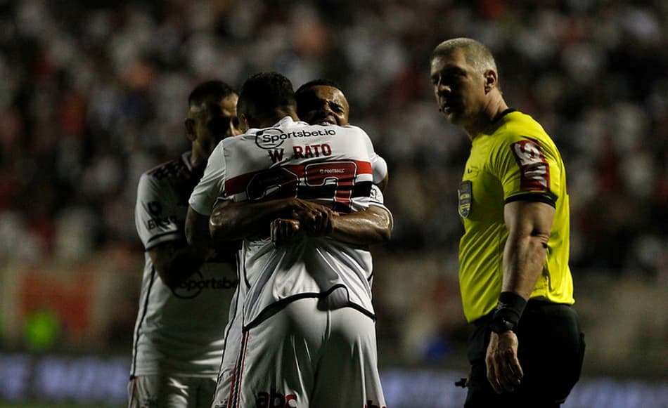 Pela primeira vez no São Paulo, Alisson participa diretamente de gols em duas partidas consecutivas