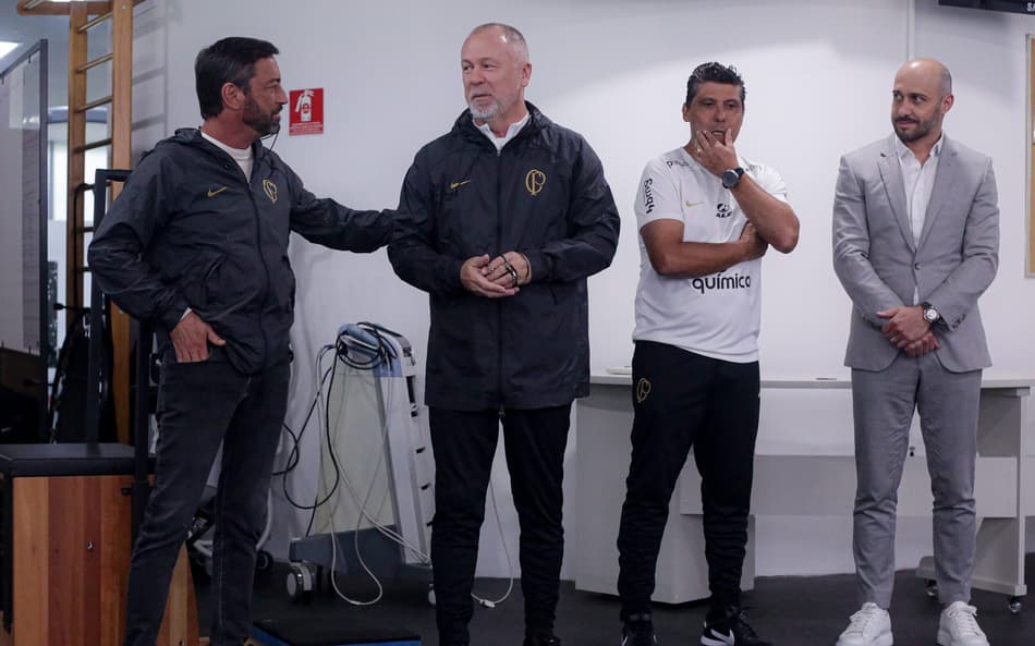 Pelo elenco, diretoria do Corinthians precisou ‘colocar rabo entre as pernas’ ao contratar Mano Menezes