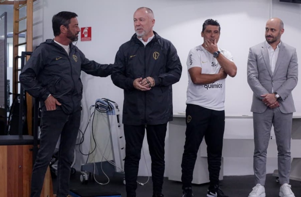 Pelo elenco, diretoria do Corinthians precisou ‘colocar rabo entre as pernas’ ao contratar Mano Menezes