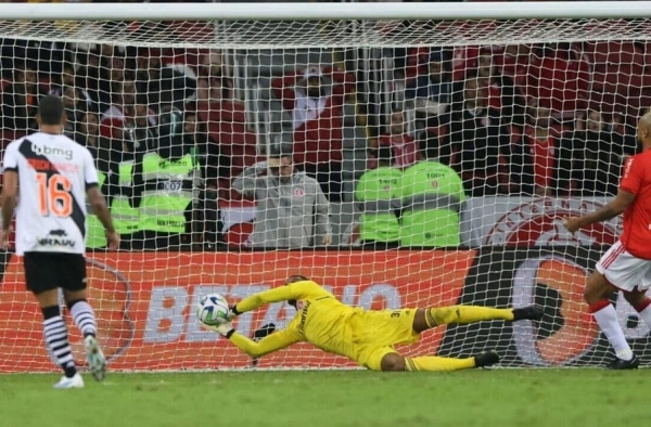 Precisa de goleiro? John está invicto na meta do Internacional