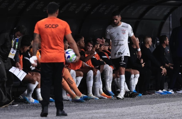 Problema na panturrilha de Renato Augusto não preocupa o Corinthians, mas foi fruto de aceleração na recuperação anterior