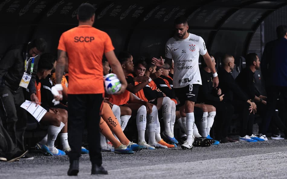 Problema na panturrilha de Renato Augusto não preocupa o Corinthians, mas foi fruto de aceleração na recuperação anterior