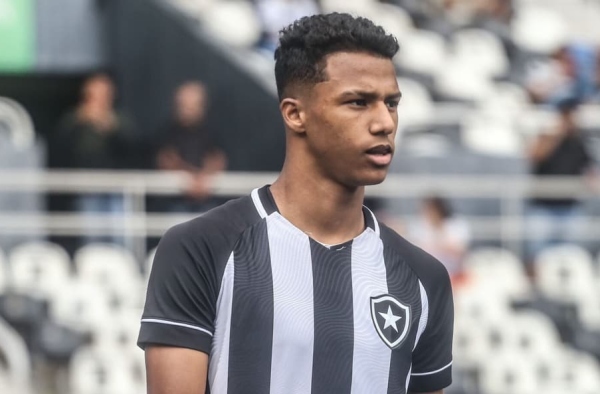 Promessa do Botafogo faz gol do meio de campo em partida pelo sub-17
