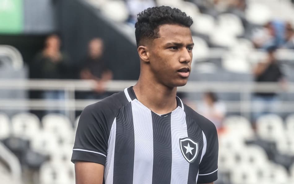 Promessa do Botafogo faz gol do meio de campo em partida pelo sub-17