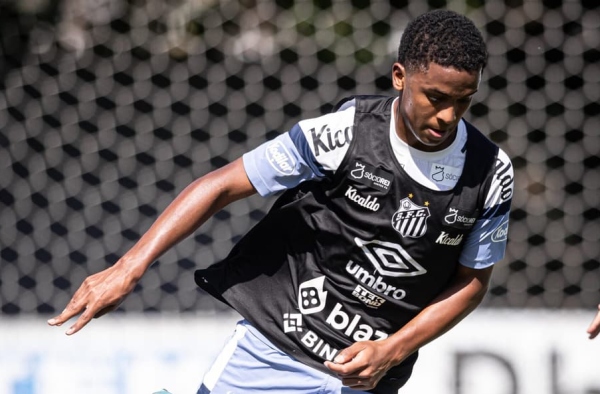Promessa do Santos é promovida para treinar com o profissional