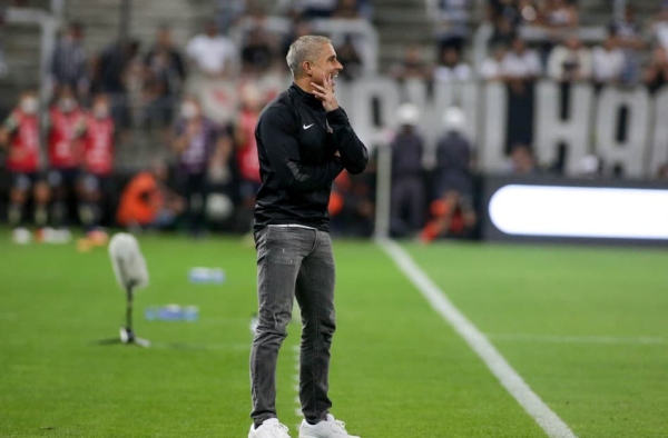 Próximo de feito histórico com a Albânia, entenda por que Sylvinho saiu ‘chutado’ do Corinthians
