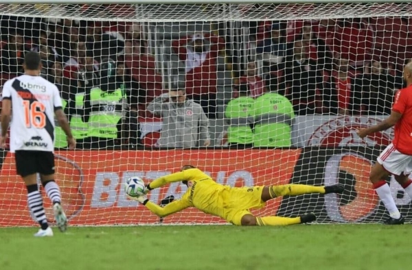 ‘Pude ser feliz’, afirma John após defesa espetacular em Internacional x Vasco